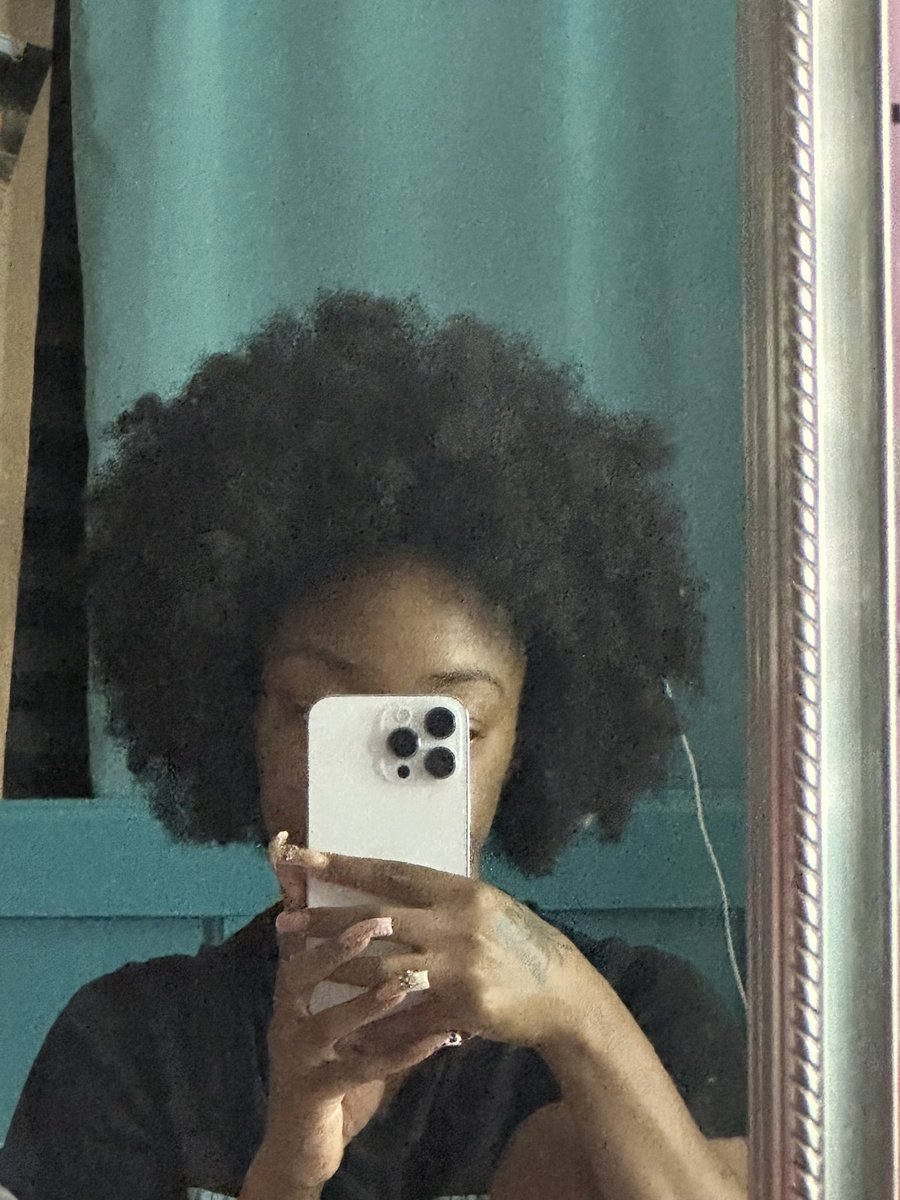 MelaninBarb19's tweet image. Y’all be screaming “wear your natural hair” but when I walk around w my Afro everybody think I’m in between styles or sum. Lol this is the style bro