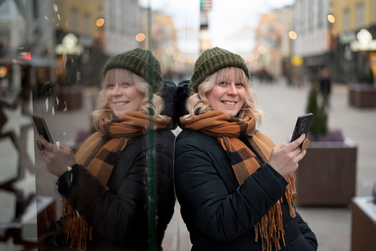 Terveydenhoitaja suositteli yksinäisyyttä kokevalle Nooralle ystävätoimintaamme.  

”Hän kertoi, että toimintaan voi lähteä myös suoraan vapaaehtoiseksi ja ajattelin rohkeasti kokeilla.” 

Kaipaatko uusia ihmisiä elämääsi? Tule mukaan punainenristi.fi/tule-ystavaksi/