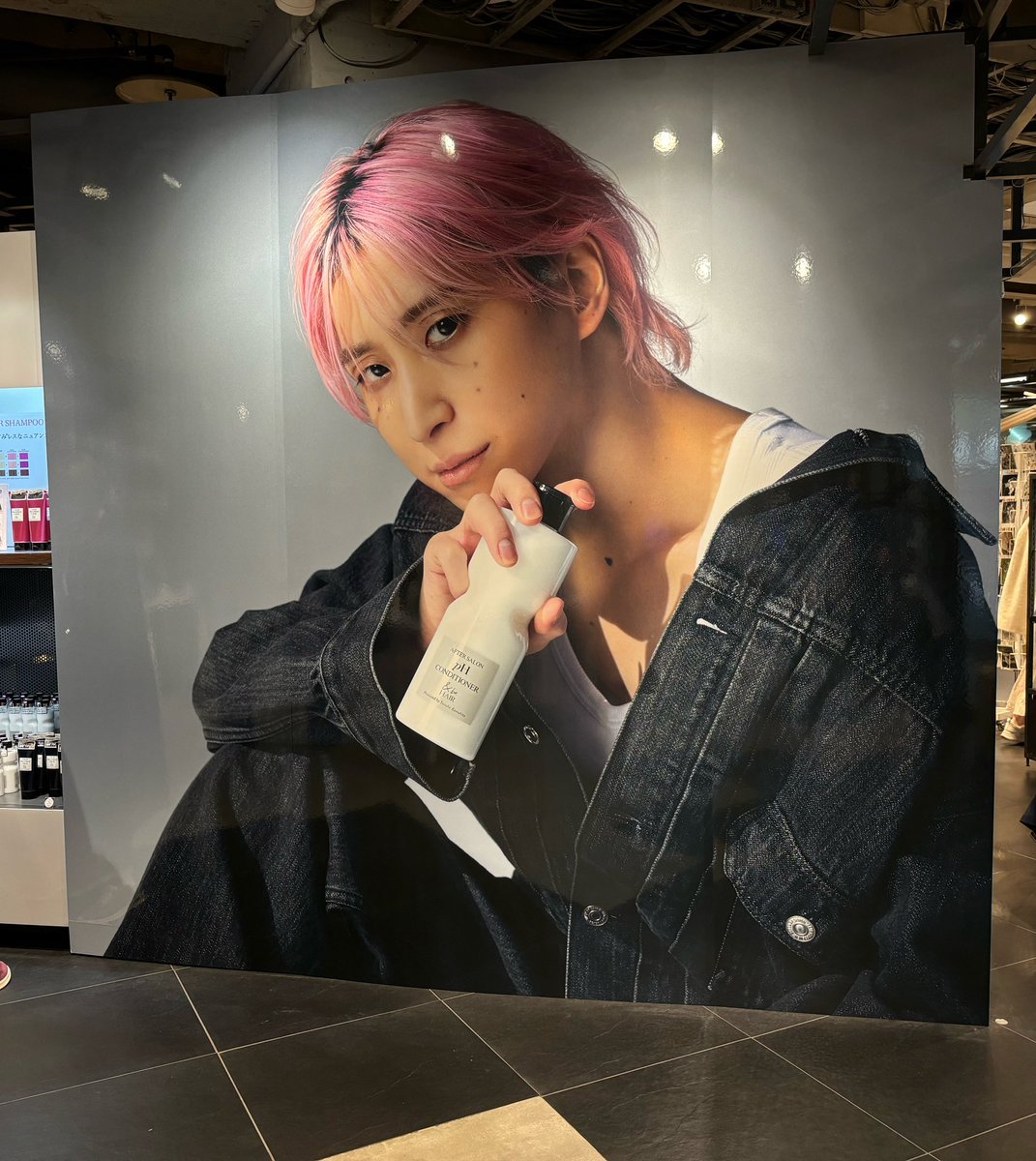 pokotta_mokotta's tweet photo. 渋谷のポップアップ行ってきた!
入り口からどデカいさっくんに迎えられてちょっと腰が引けたw
めっちゃドキドキしたわ〜ww
かっこよかった!!💘💘💘
#andbe #アンドビー #andbehair #アンドビーヘア #佐久間大介 #ブランドアンバサダー就任 #CPink #ヘアケア探しの旅に終止符を #beyourColor https://t.co/czrQnll3CA