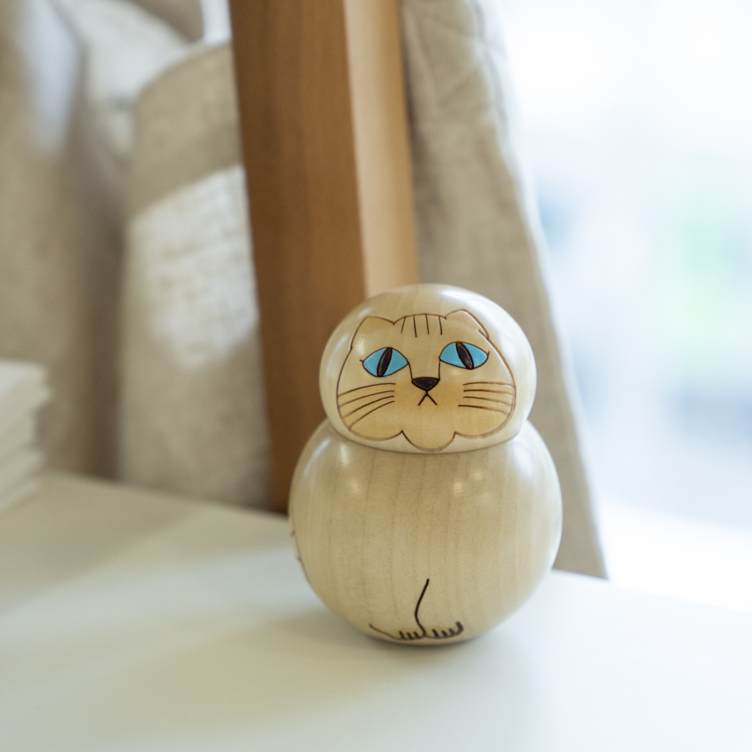 こけし（ミア）】 日本の伝統的な木製玩具こけしとリサ・ラーソンが 