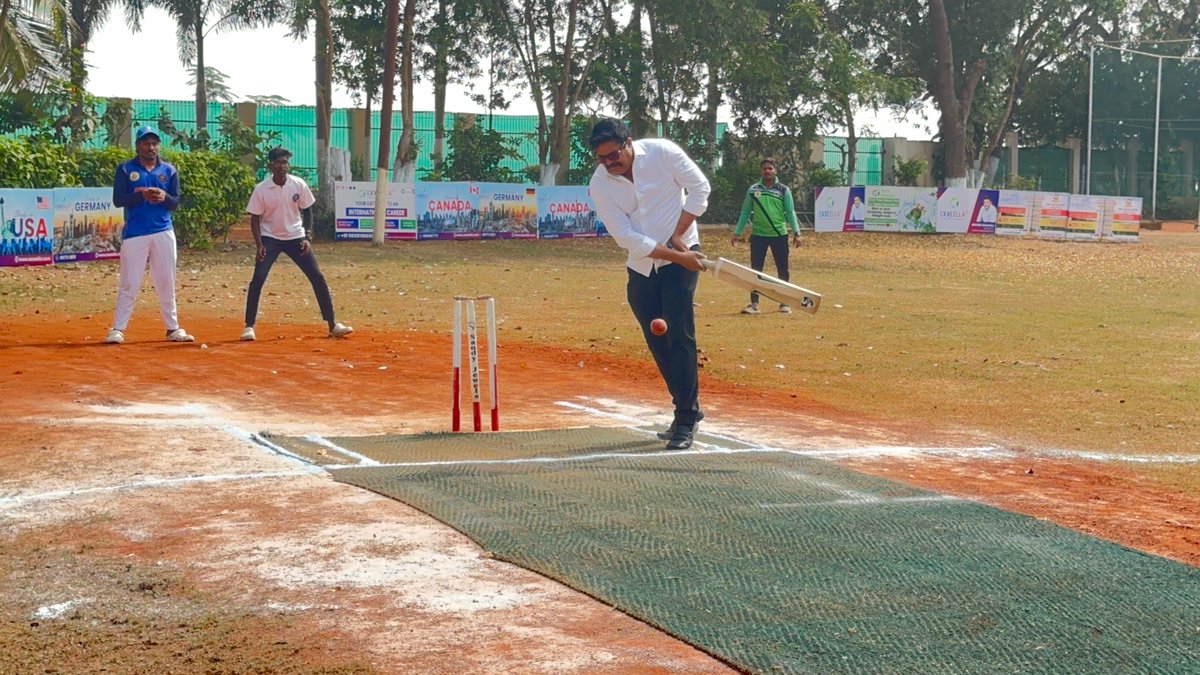 RamuVenigandla's tweet photo. #AdminPost
విజయవాడ క్లబ్ లో నిర్వహించే Exxeella అమరావతి ఛాంపియన్షిప్ T20 క్రికెట్ ఛాంపియన్ ట్రోఫీని ప్రారంభించిన గుడివాడ శాసనసభ్యులు వెనిగండ్ల రాము గారు.
#VenigandlaRamu #VijayawadaClub #Exxeella #AmaravatiChampionshipT20 #t20cricket #t20cricket2025 #Gudivada https://t.co/VE37JpFgkw