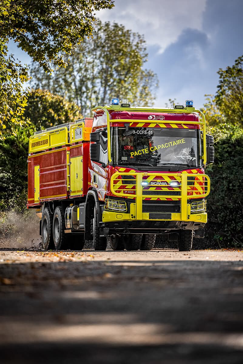 teambestioles's tweet image. #MardiBestiole

Direction l'@ariegeledpt 🏔 avec ce 1er #CCFS 🚒 32 Tonnes du pacte capacitaire  livré dans un SDIS
Châssis SCANIA XT 8x4 de 410 CV fabriqué à @Angers 🇫🇷 et carrossé par GALLIN à #Niévroz 🇫🇷

Pompe 3000/15
13 400 l. d’💧
420 l. d’☁️
Canon #Akron
Piscine 13 250 l.