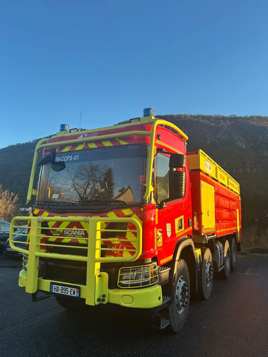 teambestioles's tweet image. #MardiBestiole

Direction l'@ariegeledpt 🏔 avec ce 1er #CCFS 🚒 32 Tonnes du pacte capacitaire  livré dans un SDIS
Châssis SCANIA XT 8x4 de 410 CV fabriqué à @Angers 🇫🇷 et carrossé par GALLIN à #Niévroz 🇫🇷

Pompe 3000/15
13 400 l. d’💧
420 l. d’☁️
Canon #Akron
Piscine 13 250 l.