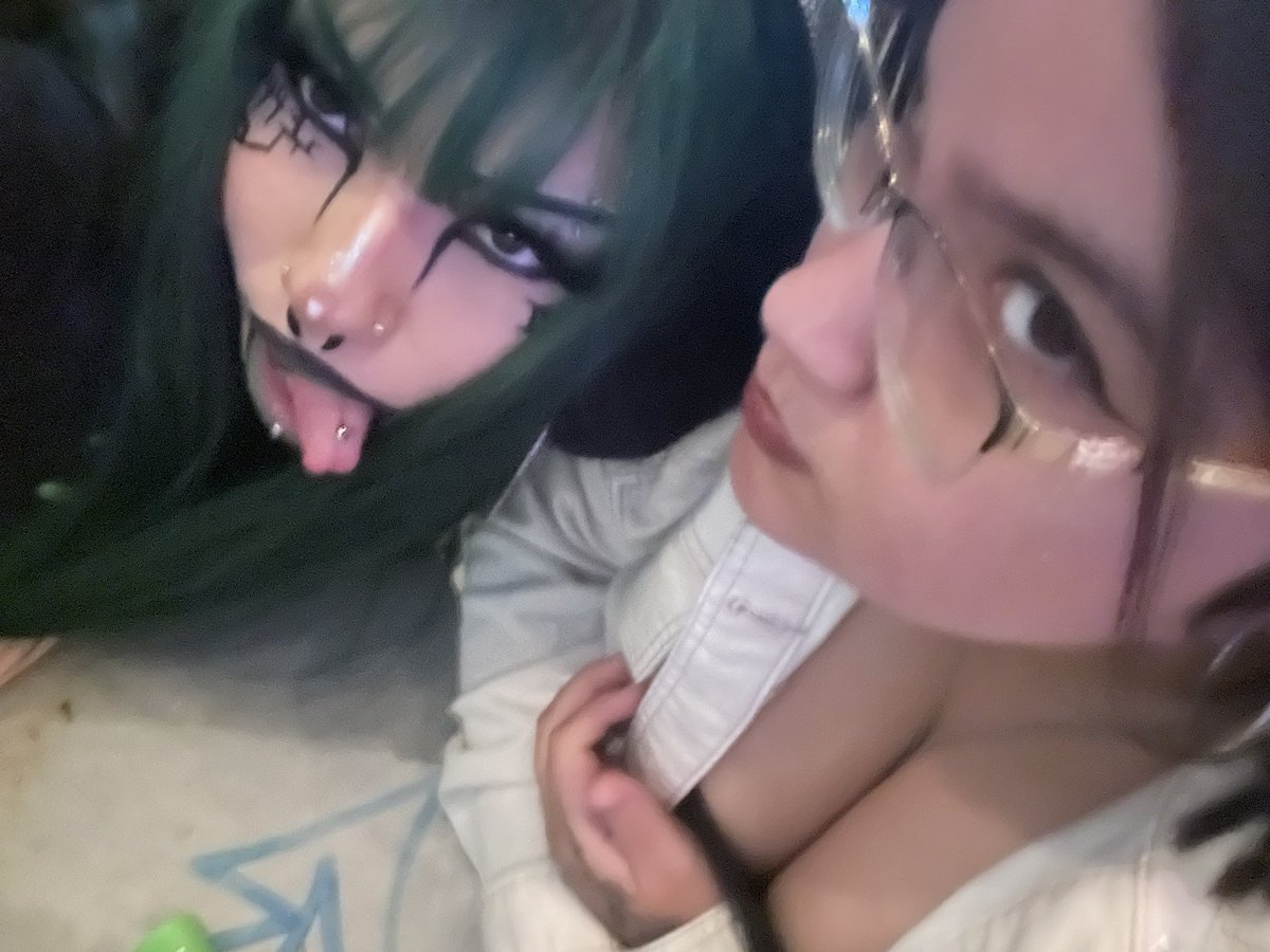 t4boo_'s tweet photo. i miss da red to my green💚❤️👯♀️ @Madssss_17 #besite4resties #gngnem #mytwinnem #wefly #weswag https://t.co/h7x88SVZsH