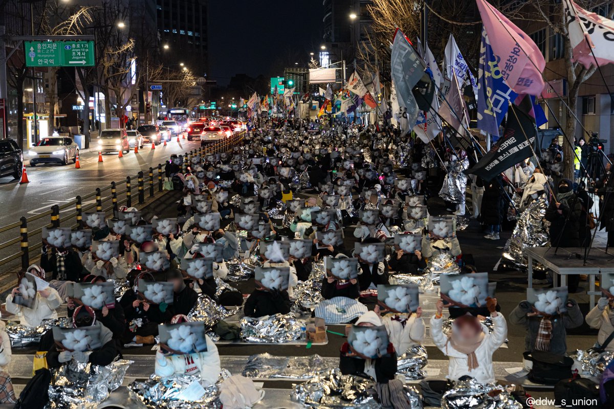 [다음 시위 관련 안내드립니다]

안녕하세요, 동덕여자대학교 재학생 연합입니다. 
지난 2월 9일(일) 동덕 빌딩 앞 시위 <민주동덕에 봄은 오는가>에 8천 명이 넘는 분들이 함께해 주셨고, 덕분에 성공적으로 마무리되었습니다. 참여해 주신 모든 분들께 깊이 감사드립니다.

#민주동덕에_봄은오는가