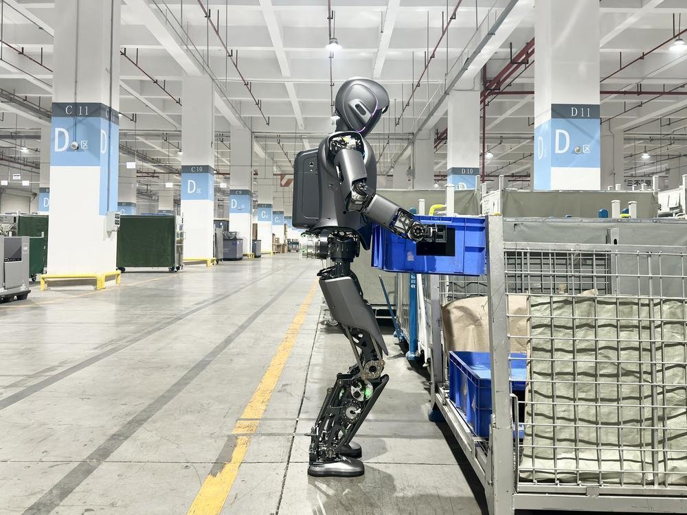 CulturalLingnan's tweet image. The development and application of #robots, particularly #HumanoidRobots, are crucial to the evolution of social labor division and human-machine collaboration, making itself a new battleground in #technological competition and an emerging track for future industries. During the…