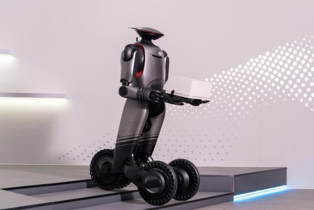 CulturalLingnan's tweet image. The development and application of #robots, particularly #HumanoidRobots, are crucial to the evolution of social labor division and human-machine collaboration, making itself a new battleground in #technological competition and an emerging track for future industries. During the…