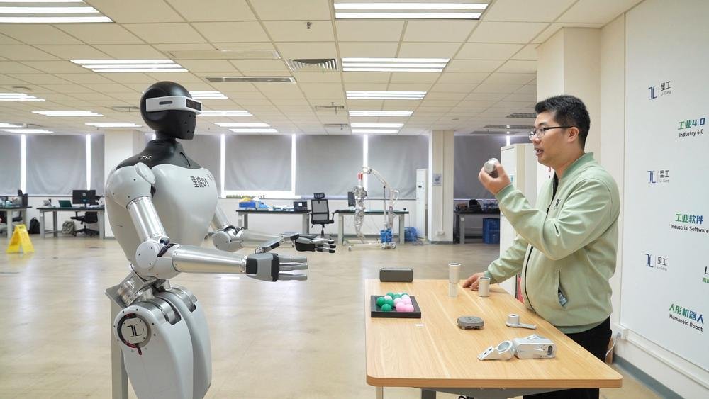 CulturalLingnan's tweet image. The development and application of #robots, particularly #HumanoidRobots, are crucial to the evolution of social labor division and human-machine collaboration, making itself a new battleground in #technological competition and an emerging track for future industries. During the…