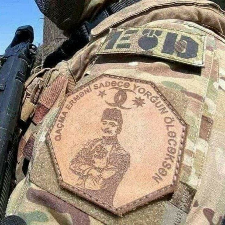 🇹🇷 : Karabağ savaşındaki bir Azerbaycan askerinin arması.

🇦🇿: Qarabağ müharibəsində Azərbaycan əsgərinin gerbi.