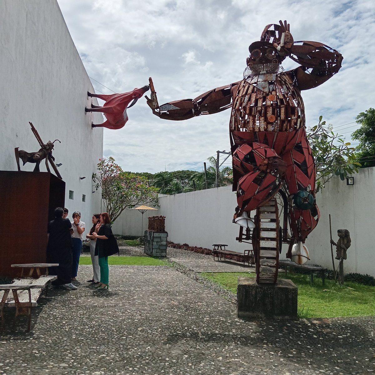 LaureBeaufils's tweet photo. Bacolod is bustling with art and creativity.
Here I am at #OrangeProject with #CharlieCo.
I'm so inspired by this space, the artist residence, the gallery & community.
I will be back!
Ps astonishing exhibition by Roedil Geraldo.
#OrangeProject #ArtDistrict #ArtPh https://t.co/5WXuMKIscy