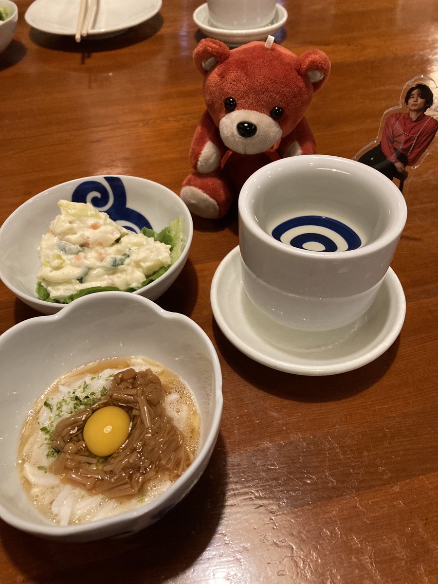 hinanjyodayo's tweet image. 昨夜はロケ地巡り最後『海幸』もとい『居酒屋 泰州』さんへ🙏
映画ままの素敵な店内には出演者のサインが飾られ眼福、感無量😭
許可を頂きタケの席に私物を置いて撮影させて頂きました🧸
ご多忙中にもかかわらず店主様達に温かくもてなしていただき大変幸せなひと時でした✨
#映画サンセットサンライズ