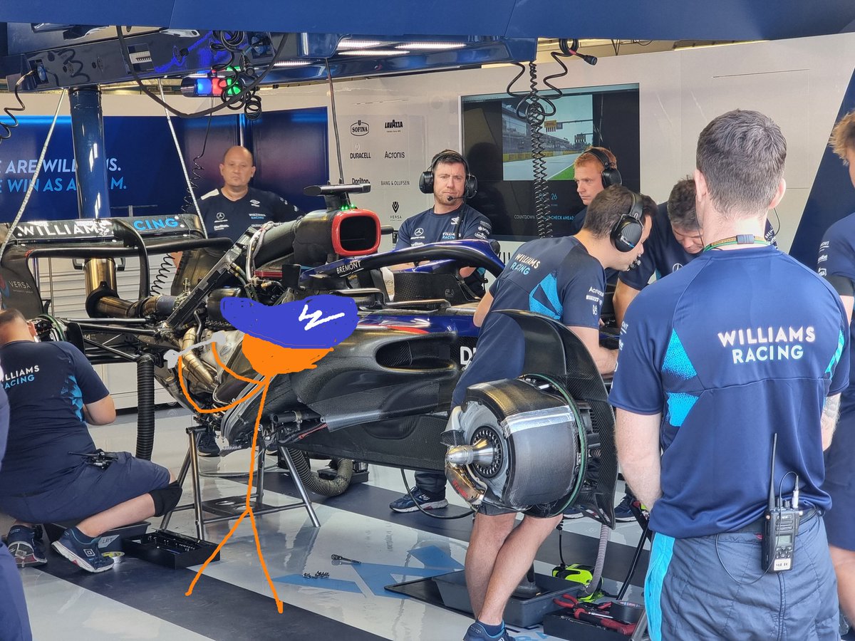 Que humildad, aquí una foto dentro del pits de Williams donde se le observa al jefe de equipo trabajando en las mejoras del vehículo para la temporada, se rumorea que el equipo tendría un motor ultimo generación.