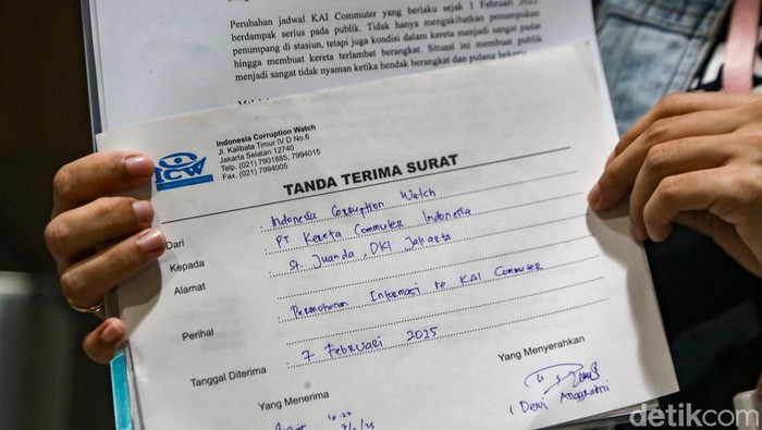 detikfinance's tweet photo. #Foto Jadwal terbaru KRL usai kebijakan Grafik Perjalanan Kereta Api (Gapeka) per 1 Februari 2025 diprotes. Penyebabnya, terjadi penumpukan penumpang di stasiun.

>> https://t.co/y8aWZhKjr6

Foto: Andhika Prasetia/detikFinance

#detikfinance #KRL #Gapeka #Jadwal https://t.co/3HYAWd3dro