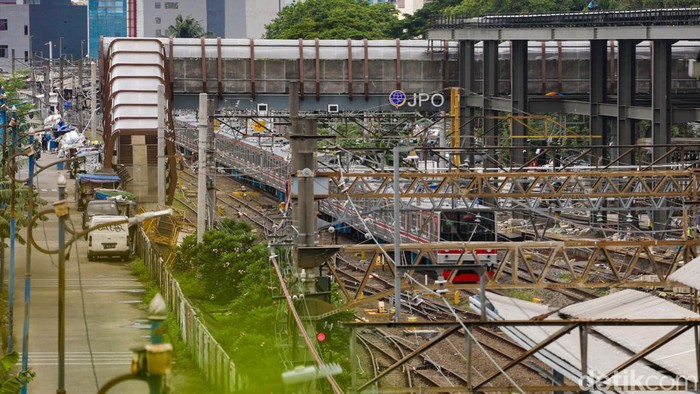 detikfinance's tweet photo. #Foto Jadwal terbaru KRL usai kebijakan Grafik Perjalanan Kereta Api (Gapeka) per 1 Februari 2025 diprotes. Penyebabnya, terjadi penumpukan penumpang di stasiun.

>> https://t.co/y8aWZhKjr6

Foto: Andhika Prasetia/detikFinance

#detikfinance #KRL #Gapeka #Jadwal https://t.co/3HYAWd3dro