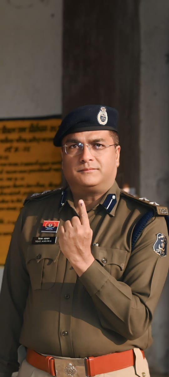 CG_Nirvachan's tweet image. कलेक्टर श्री दीपक सोनी एवं एस एस पी श्री विजय अग्रवाल नें बलौदाबाजार में अपने मताधिकार का उपयोग किया।

#electiontime #पहलेमतदानफिरजलपान #voting #votingkesuperstar #votenow