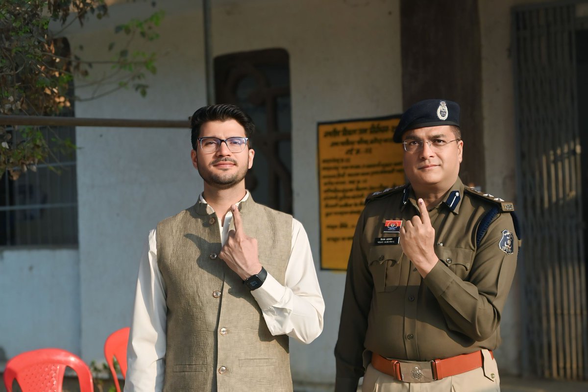 CG_Nirvachan's tweet image. कलेक्टर श्री दीपक सोनी एवं एस एस पी श्री विजय अग्रवाल नें बलौदाबाजार में अपने मताधिकार का उपयोग किया।

#electiontime #पहलेमतदानफिरजलपान #voting #votingkesuperstar #votenow