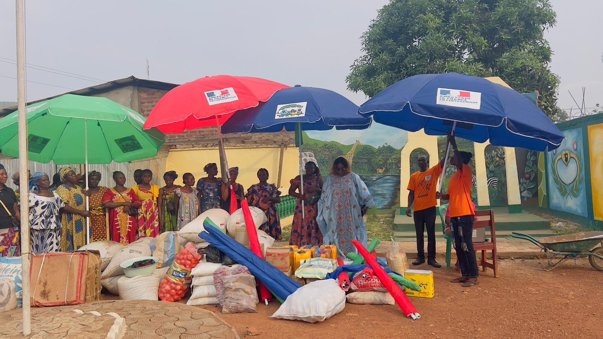 Distribution des kits d’AGR dans la commune de Begoua aux femmes et filles en situation de vulnérabilité économique. 
Financement : <a href="/ambassade/">james william</a> de France en RCA
<a href="/WorldBankAfrica/">World Bank Africa</a> <a href="/AFD_France/">Agence Française de #Développement (AFD) 🇫🇷 🇪🇺</a> <a href="/NDIWomen/">NDI Gender & Women</a> <a href="/AFBanguiRCA/">Alliance Française de Bangui</a>
