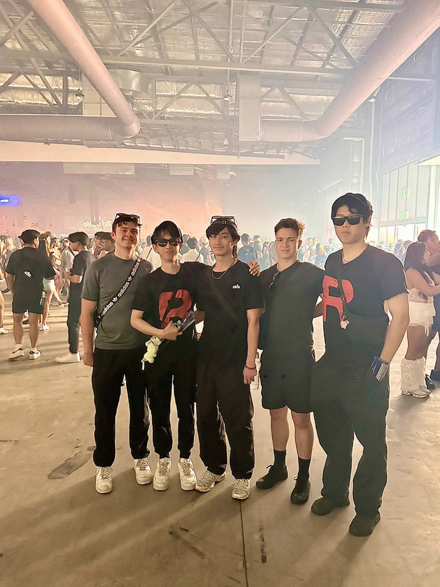 lifeoflig's tweet photo. HTID photos w friends + quick return to league before uni goes back.

grateful for this summer <3 https://t.co/0aNc6vDlec