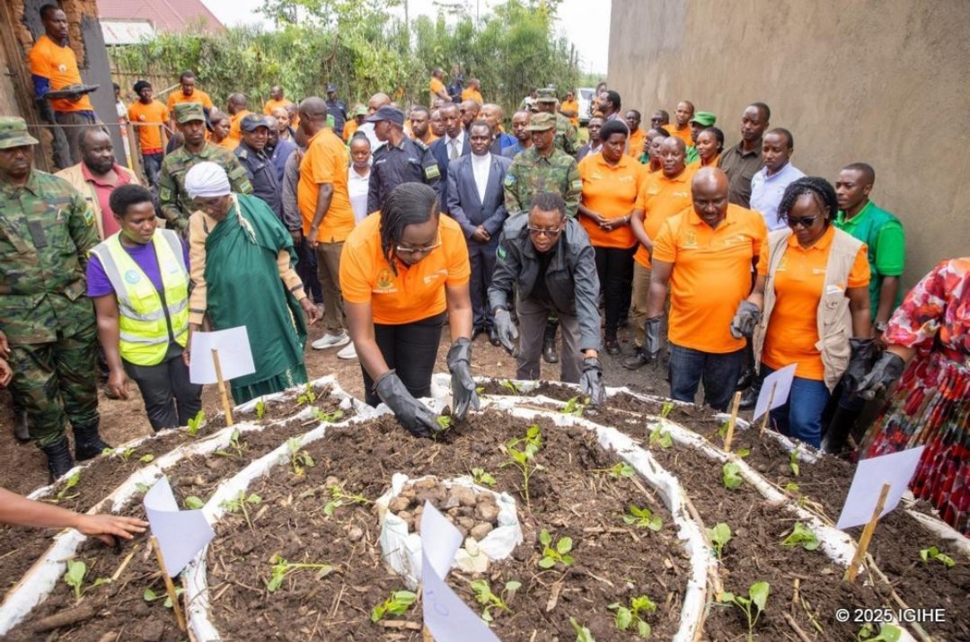 UwaseYves3's tweet photo. Sustainability comes from partnerships. As we embark this NST2 agriculture transformation is the main goal this creates not only the life Hope but also a strong and motivated nation 💪 thank you @PaulKagame @WorldVision @RwandaLocalGov @RwandaAgri https://t.co/Y8TyYsf6YO