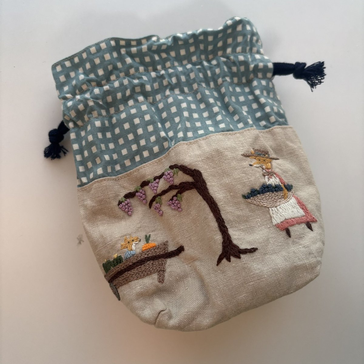 nagato0408's tweet photo. こちらの刺繍は、annasさん(@annastwutea )の「annasのおいしい刺繍」から2度目のハンバーガーたちを。まとまりよく仕上がってお気に入り🫶

もう一つは、アリノコ舎さん(@arinocosha )「アリノコ舎の刺繍図案帖」から。生地もナチュラルに寄ったものでまとめられたので気に入ってる🥰 https://t.co/YjHSICFYyL