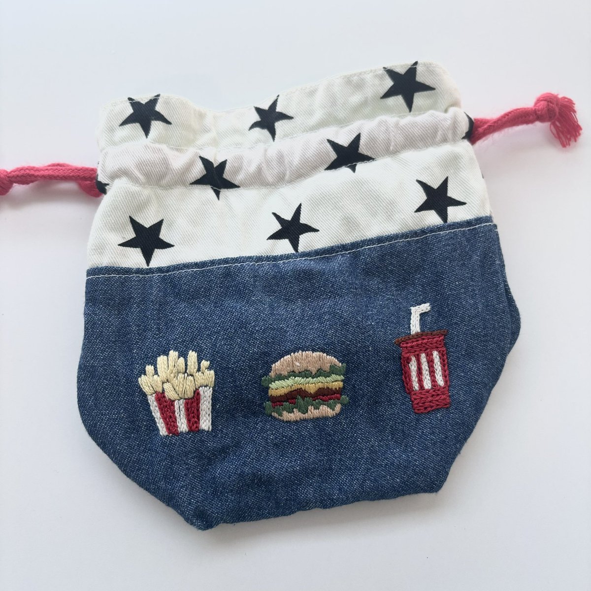 nagato0408's tweet photo. こちらの刺繍は、annasさん(@annastwutea )の「annasのおいしい刺繍」から2度目のハンバーガーたちを。まとまりよく仕上がってお気に入り🫶

もう一つは、アリノコ舎さん(@arinocosha )「アリノコ舎の刺繍図案帖」から。生地もナチュラルに寄ったものでまとめられたので気に入ってる🥰 https://t.co/YjHSICFYyL