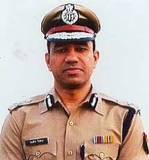 AnilYadavmedia1's tweet photo. ADG नवनीत सिकेरा और ADG आशुतोष पांडे 
Indian Police सर्विस के दो सबसे 
Brilliant Officer हैँ,
बोले तो Super कॉप हैँ,

डिपार्टमेंट में नीचे के 90 फीसदी पुलिसकर्मियों में 
भयानक लोकप्रिय हैँ,
अपने काम से देश भर में पहचान बनाई है दोनों ने,
लेकिन पिछले कई सालों से महत्त्वपूर्ण पोस्टिंग से दूर हैँ,
इनसे मेरिट में बहुत पीछे वाले अफसरों क़ो अहम जिम्मेदारियां दी जाती हैँ,

अगर इन दोनों अधिकारियों क़ो कुम्भ में जिम्मेदारी दी जाती,
तो निश्चित ही ये UP और पुलिस फ़ोर्स का मान बढ़ा देते,

सरकार क़ो समझना चाहिए,
इन दोनों ने भी UPSC क्रैक किया है,
नक़ल मारकर IPS नहीं बने हैँ दोनों,