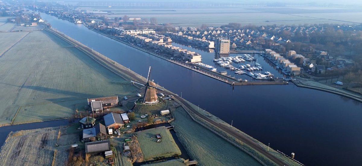 gemeenteaadr's tweet image. De Vrouwgeestmolen in Alphen aan den Rijn uit 1797 stond vroeger in voor het drooghouden van de Vrouwgeestpolder. Gelegen aan de Heimanswetering, een 2,1 km lange vaarweg tussen de Oude Rijn en de Woudwetering, is dit stukje historie een echte blikvanger!