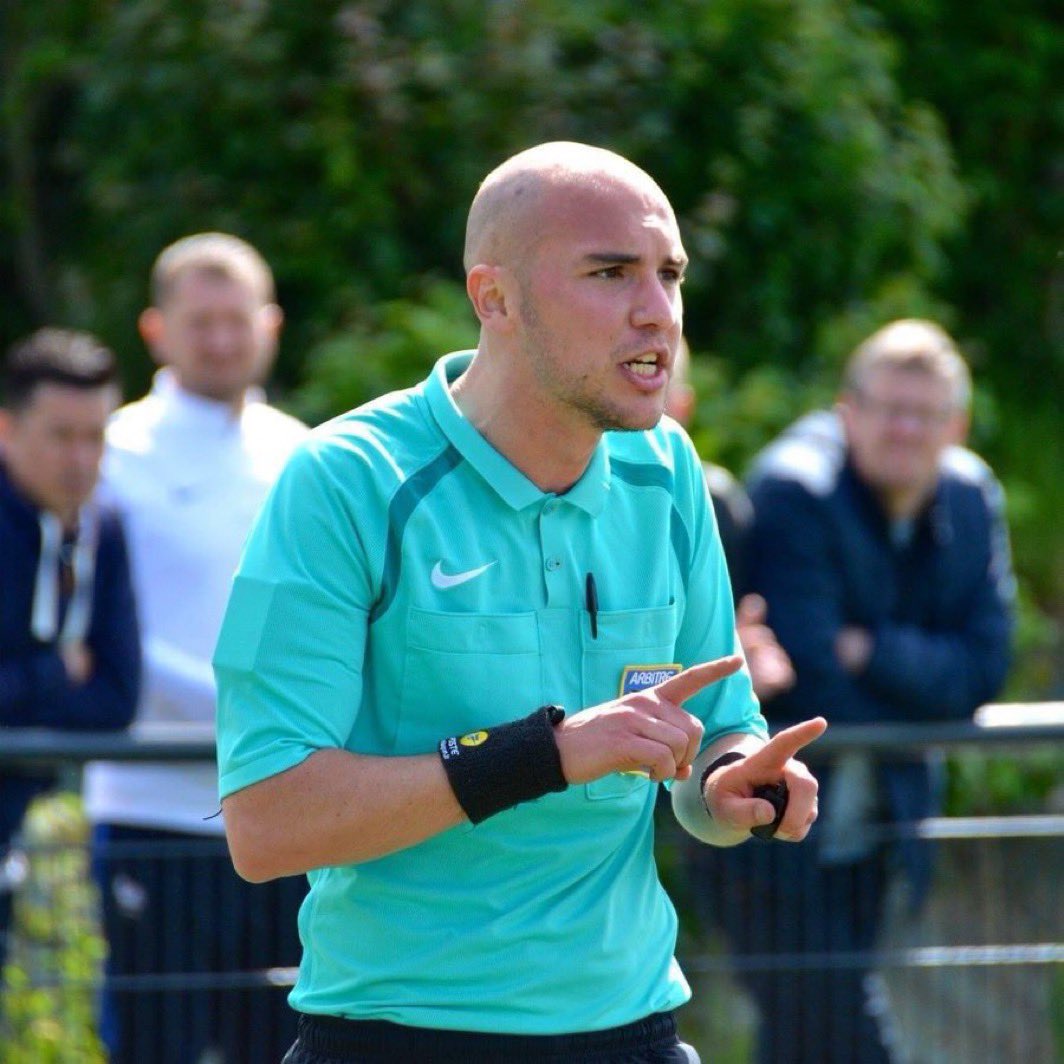 RefReMaYe's tweet photo. Coup de sifflet final.
L’arbitrage est une passion, et j’ai adoré la partager avec vous ici. Mais toute aventure a une fin. 
J’ai vécu des échanges incroyables sur l’arbitrage, mais j’ai réalisé ces dernières semaines particulièrement que l’exposition avait un prix. (1/2) https://t.co/AImxJcntgx