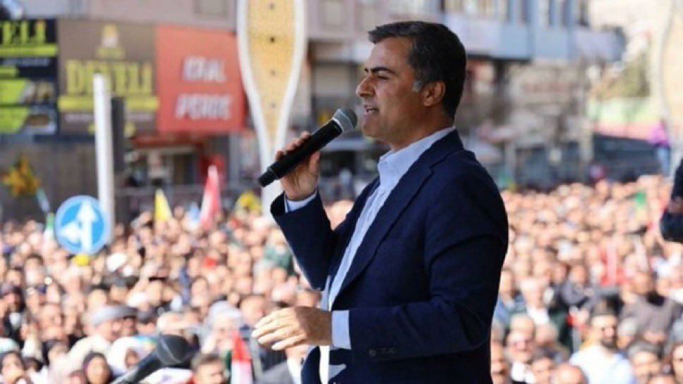 SezaiTemelli's tweet photo. Van halkının iradesini yok sayan bu hukuksuz karar kabul edilemez. Abdullah Zeydan’a verilen 3 yıl 9 ay hapis cezası, adil yargılanma hakkının açıkça ihlalidir.

Bilirkişi raporlarıyla çürütülen iddialara rağmen verilen bu ceza, yargının tarafsızlığının olmadığını bir kez daha göstermiştir. Abdullah Zeydan Van halkının iradesidir ve bu karar yok hükmündedir!