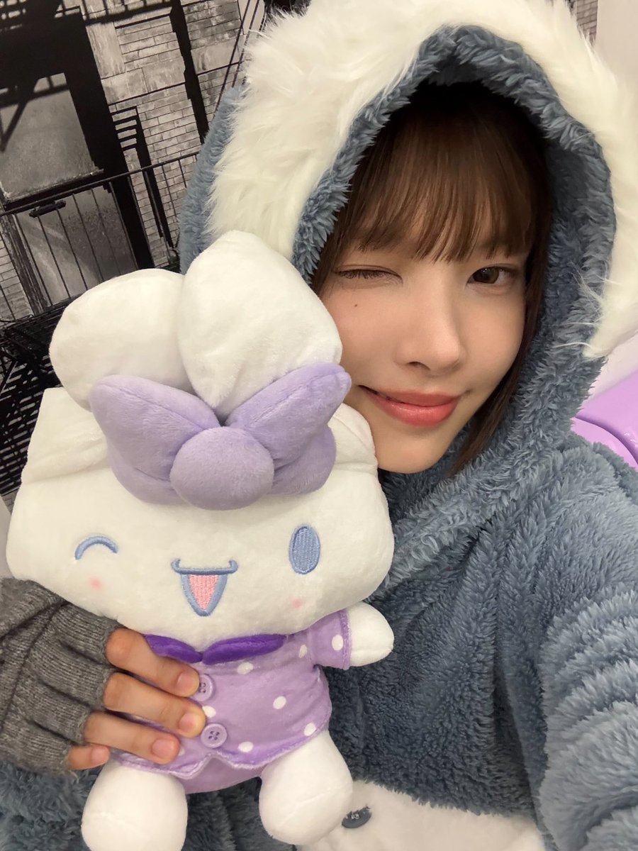 ILLIT_twt's tweet photo. 🐺🩷 

#YUNAH #윤아 #ILLIT #아일릿 https://t.co/bD2YBf8pLR