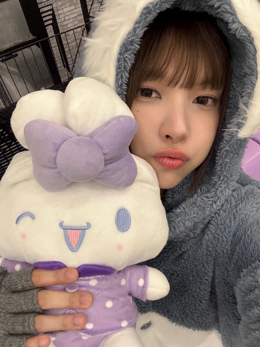 ILLIT_twt's tweet photo. 🐺🩷 

#YUNAH #윤아 #ILLIT #아일릿 https://t.co/bD2YBf8pLR
