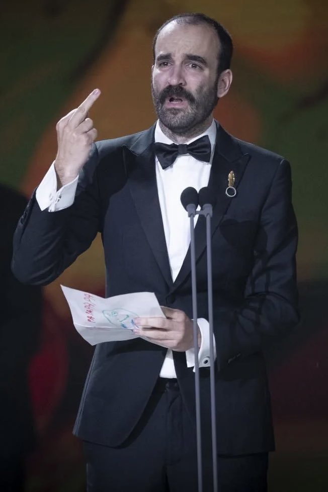 Necessario e magnifico.

Si chiama Eduard Sola e stanotte ha fatto un discorso memorabile dopo aver vinto il Premio Goya (il massimo riconoscimento del cinema in Spagna) per la migliore sceneggiatura originale di “Casa en flames”.
Lo sceneggiatore ha ricordato una scena del film