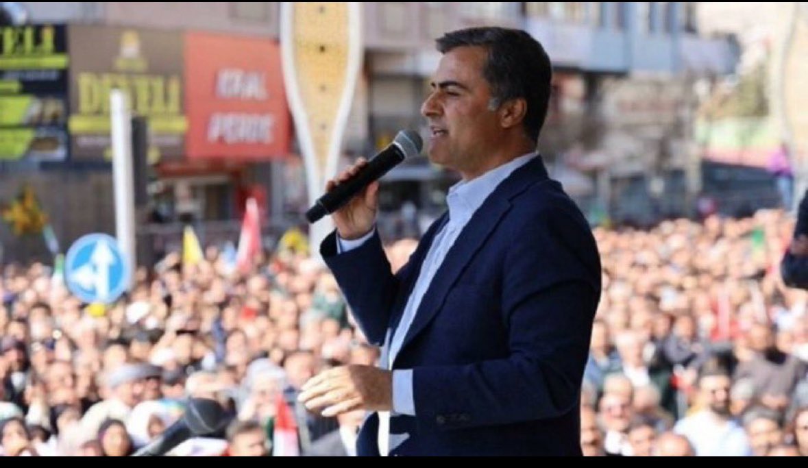 Abdullah Zeydan’a ceza!
Van halkının iradesine kayyum hazırlığı. 
Biz hiç bir gaspçıyı tanımayız
Van halkının iradesi onurumuzdur.