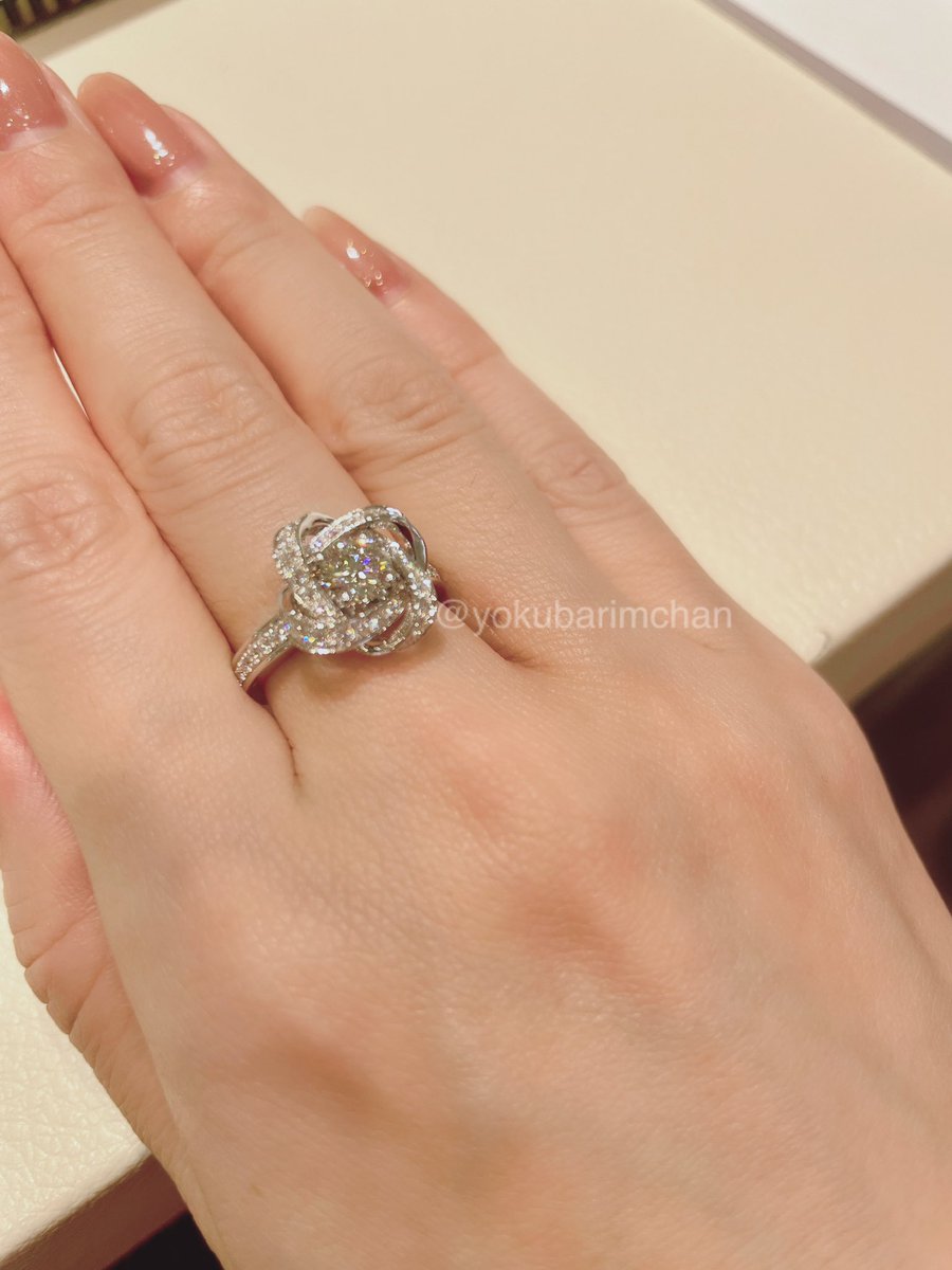 ちなみにSweet10はピヴォワンヌのダイヤオーダーしました🌹💞

ピヴォワンヌって0.5ct以上か以下かで枠(花びら部分)のサイズが変わる。0.5ct以上の枠が圧倒的ボリューミーで華やか💎ご検討の方は0.5以上を激推しします🥳🥳🥳