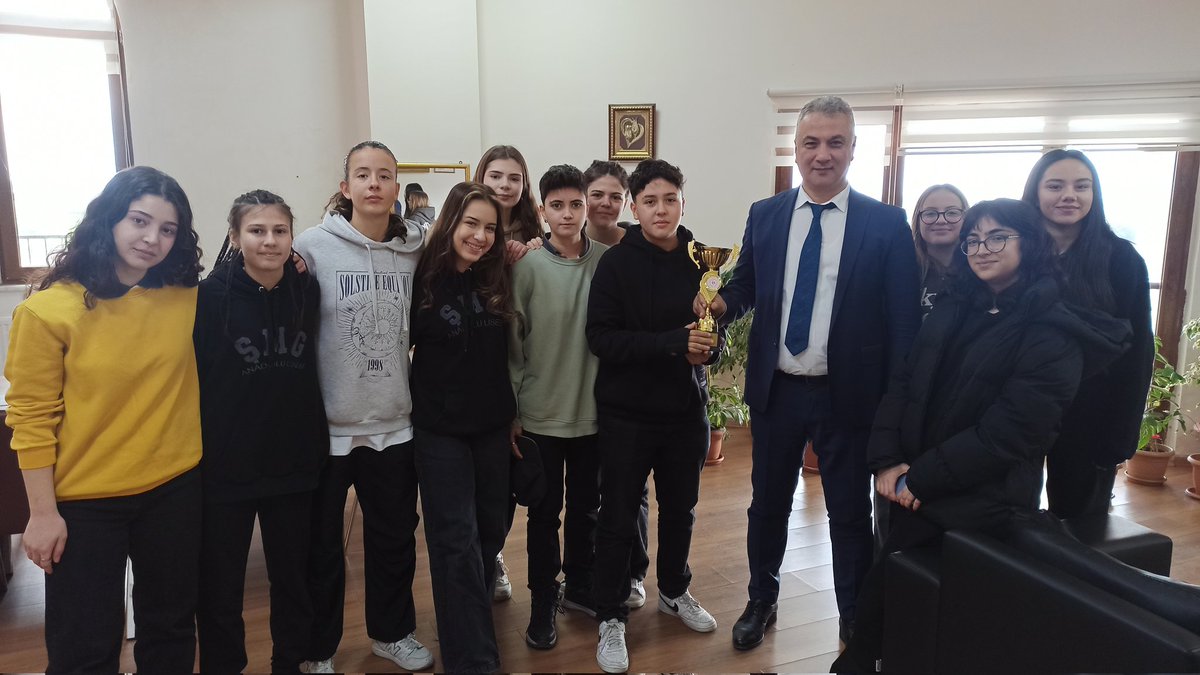 SMGunencAL's tweet photo. 2024 2025 okul sporları kapsamında gerçekleştirilen Futsal turnuvası Genç kızlar kategorisinde İl ikincisi olan öğrencilerimize ve değerli öğretmenlerimize teşekkür ederiz https://t.co/2vfYaezaFm