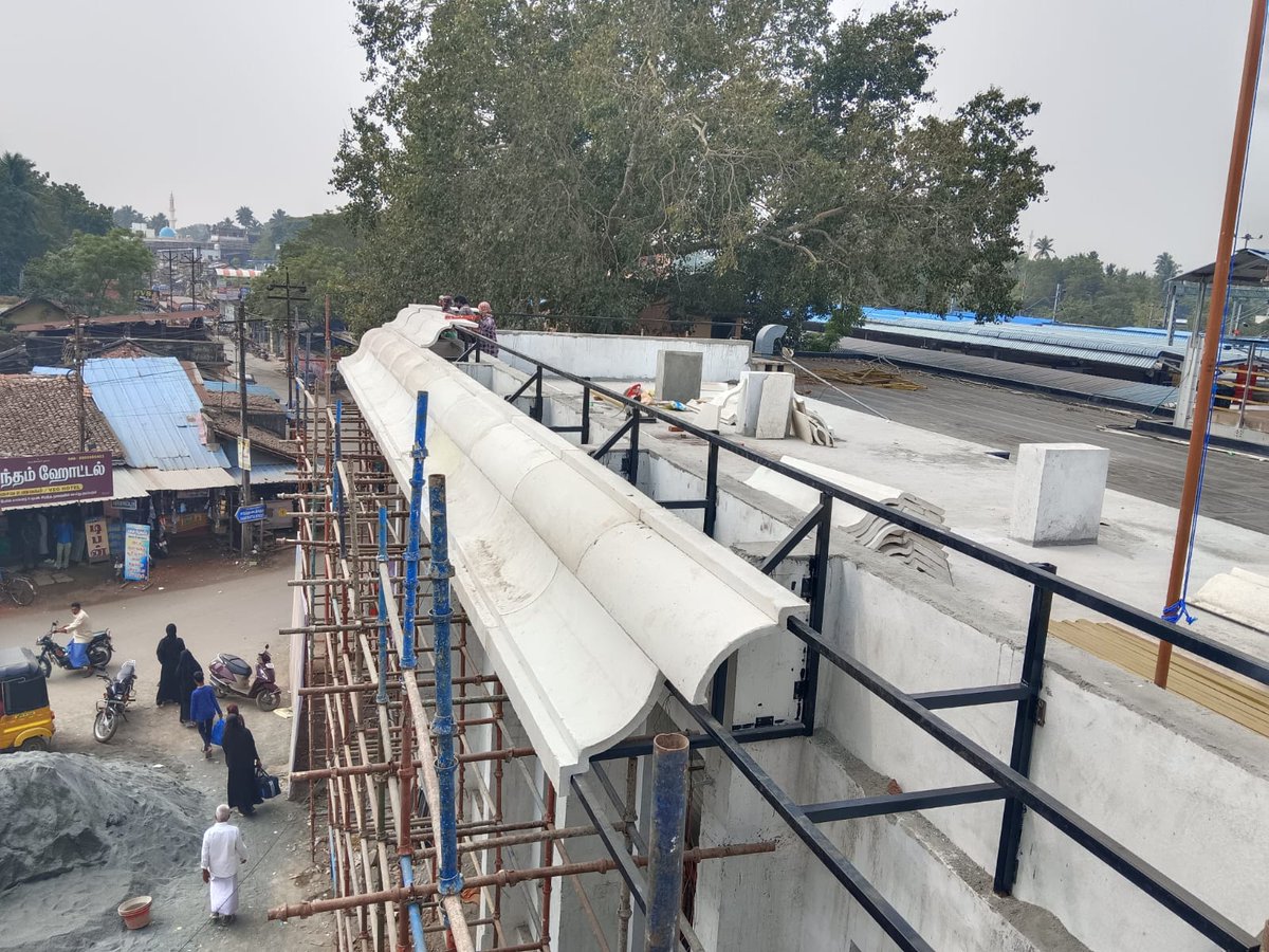 DRMTPJ's tweet photo. Architectural Upgrade⛩️
Parapet Cornice Glass Work in Progress at #Mayiladuturai Railway Station of #TiruchchirappalliDivision Terminal Building under #AmritBharatStationScheme
#SRInfraUpdates https://t.co/CTVt5zbGPU