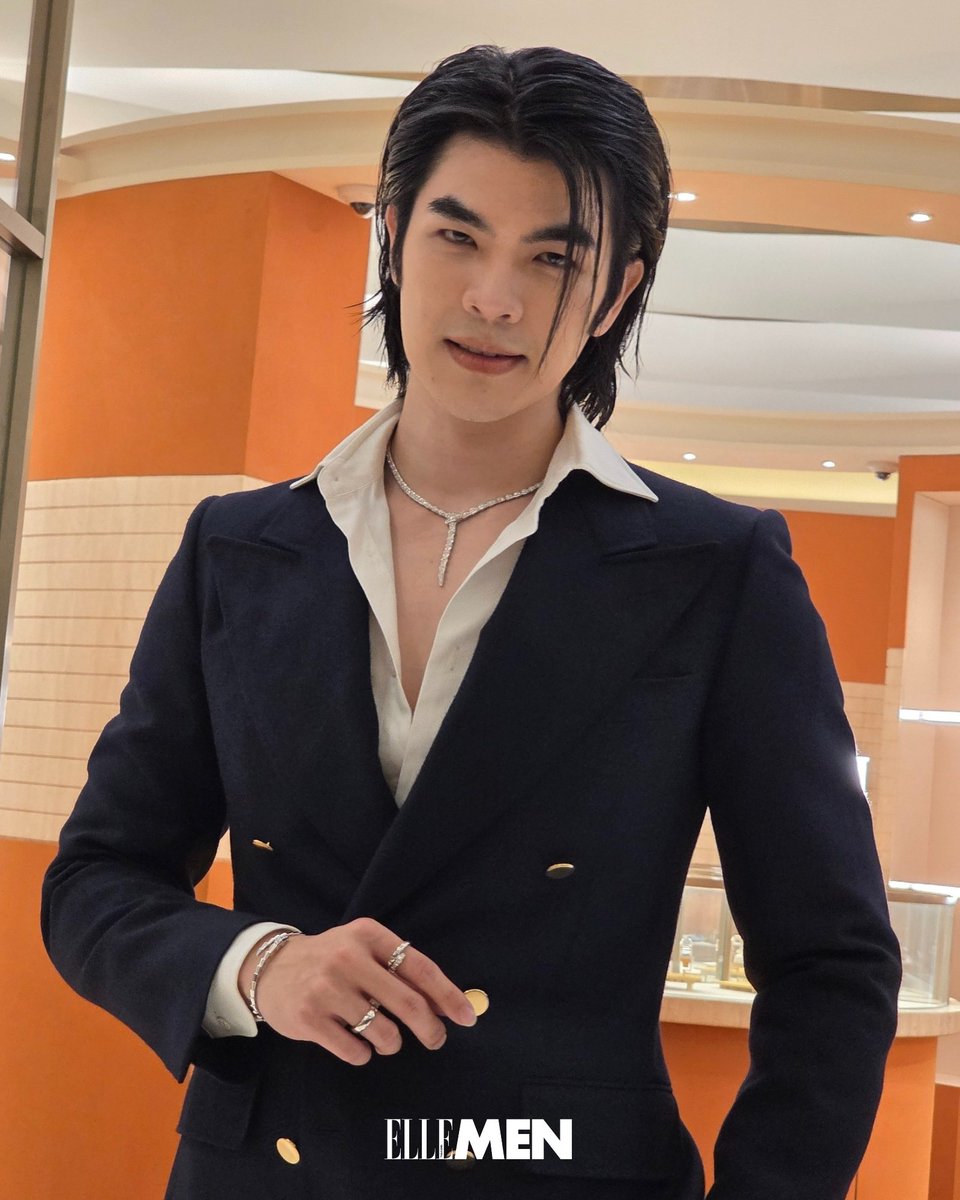 ElleMenThailand's tweet photo. หล่อเท่ในลุคสูทกระดุมทอง @milephakphum ในงานเปิดตัว @Bulgariofficial บูติกและป๊อปอัพสโตร์ ณ ศูนย์การค้าสยามพารากอน 

#ELLEMENNews
#ELLEMENThailand
#Bvlgari #BvlgariThailand #BvlgariSiamParagon #milephakphum https://t.co/xxy5x16ZW9