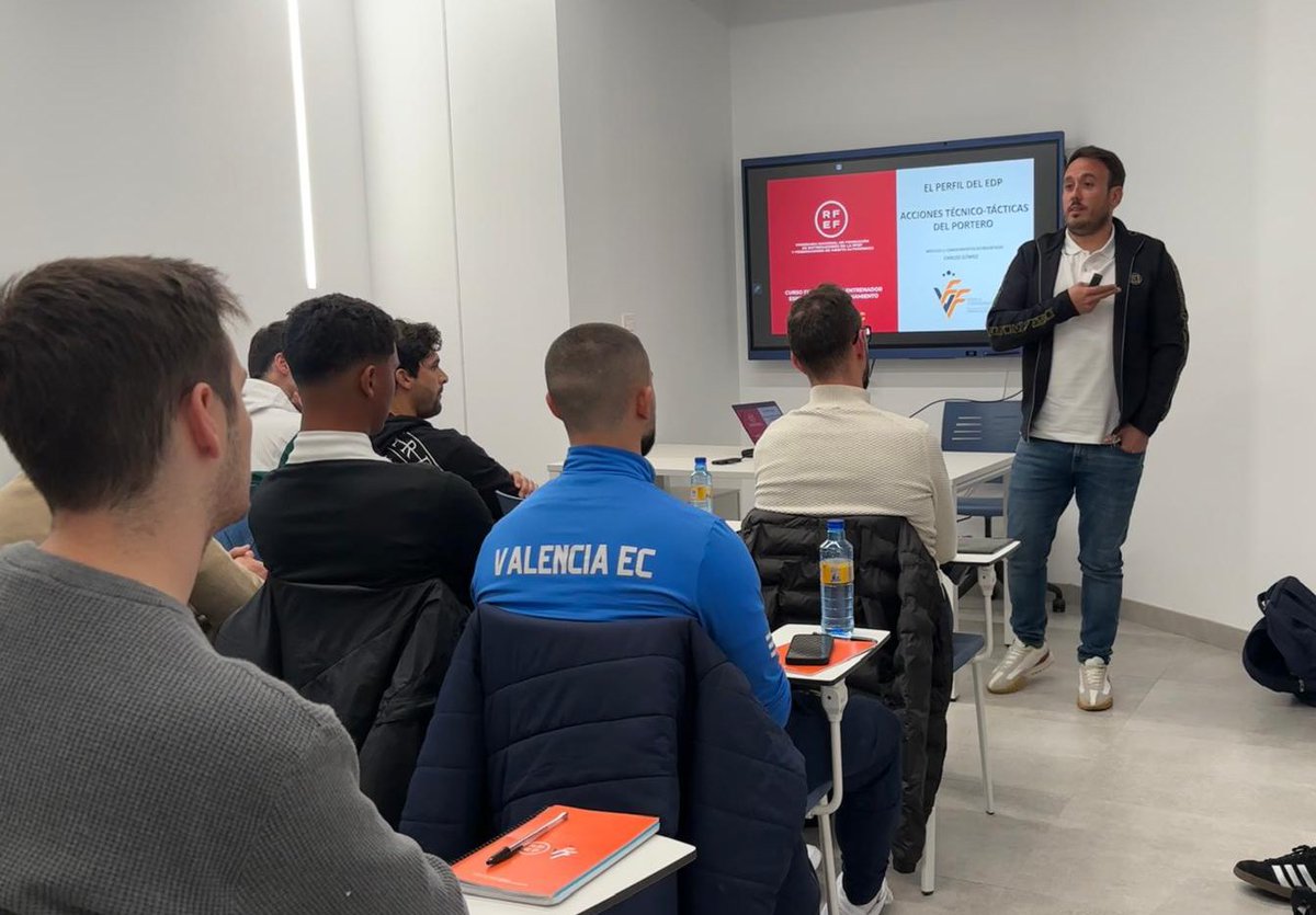 FFCV (@ffcv_info) on Twitter photo ENTRENADORS |
🧤 Curso Federativo de Especialista en entrenamiento de porteros de fútbol en la sede FFCV de València
🧤🙋♂️ <a href="/A_Bas_Arango/">Aitor Bas Arango</a> (coordinador), <a href="/Carlosgn111/">Carlos Gómez</a> y <a href="/ayora_dani/">Dani Ayora Mut</a>
#SomEntrenadors ENTRENADORS |
🧤 Curso Federativo de Especialista en entrenamiento de porteros de fútbol en la sede FFCV de València
🧤🙋♂️ <a href="/A_Bas_Arango/">Aitor Bas Arango</a> (coordinador), <a href="/Carlosgn111/">Carlos Gómez</a> y <a href="/ayora_dani/">Dani Ayora Mut</a>
#SomEntrenadors