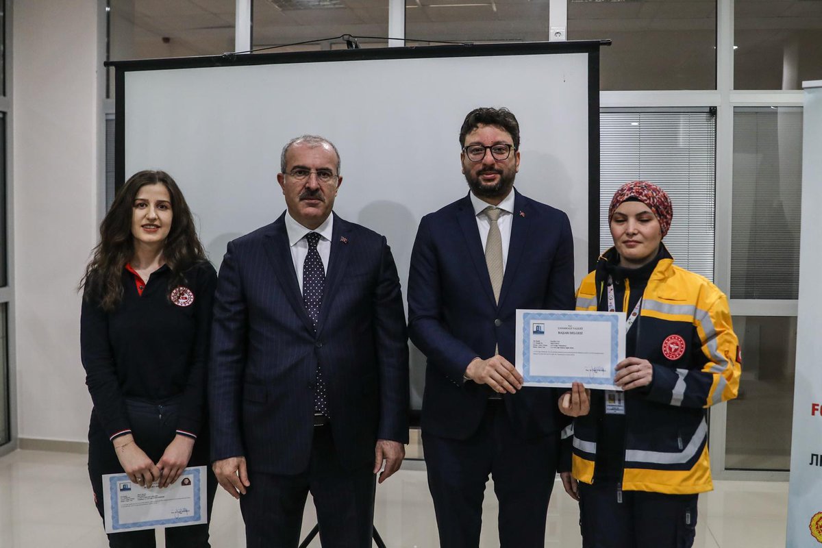 Valimiz Doç. Dr. <a href="/omertoraman25/">Ömer Toraman, Doç. Dr.</a>, 112 Acil Çağrı numarasının farkındalığını artırmak amacıyla her yıl 11 Şubat’ta kutlanan “112 Günü” münasebetiyle 112 Acil Çağrı Merkezi’ni ziyaret etti.

112 Acil Çağrı Merkezi’nde  görev yapan personelle bir araya gelen Valimiz, 2024 yılında