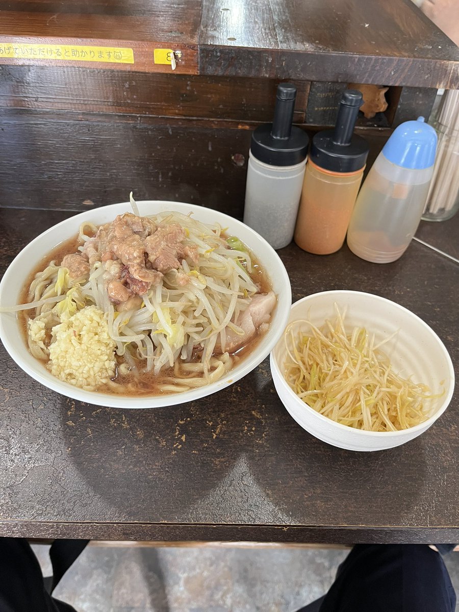 69ra_men's tweet photo. 最近食べたラーメンは２つとも「ぶたけん。」でラーメンと限定のみそラーメン。
両方とも限定トッピングの味ネギ！

味ネギめっちゃ美味い😋
限定と言わずレギュラーメニューにしてほしいくらいやで！ https://t.co/akjwR6fjmj