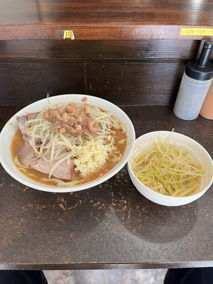 69ra_men's tweet photo. 最近食べたラーメンは２つとも「ぶたけん。」でラーメンと限定のみそラーメン。
両方とも限定トッピングの味ネギ！

味ネギめっちゃ美味い😋
限定と言わずレギュラーメニューにしてほしいくらいやで！ https://t.co/akjwR6fjmj
