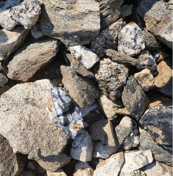 MarulaPlc's tweet photo. 6️⃣The site visit also included an inspection of the Kaalbeen West Tungsten Deposit located 2.3km northwest of the main Kaalbeen Mine and where multiple sets of broad tungsten-bearing veins were visible.

#NCLTProject #MARU #SouthAfrica https://t.co/UR0NIzUiuJ