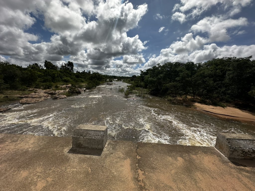 begottensun's tweet photo. So glad the water is back. God is Good. #Gutu https://t.co/ZNCSSto1Ew