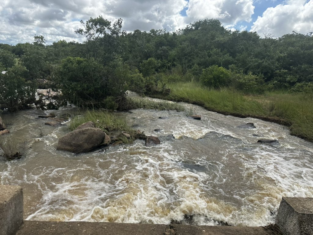 begottensun's tweet photo. So glad the water is back. God is Good. #Gutu https://t.co/ZNCSSto1Ew