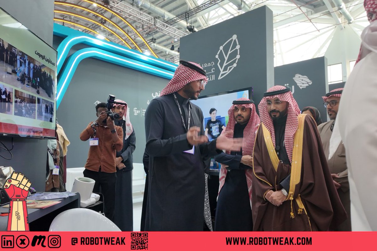 RoboTweak // روبوطويق tweet media