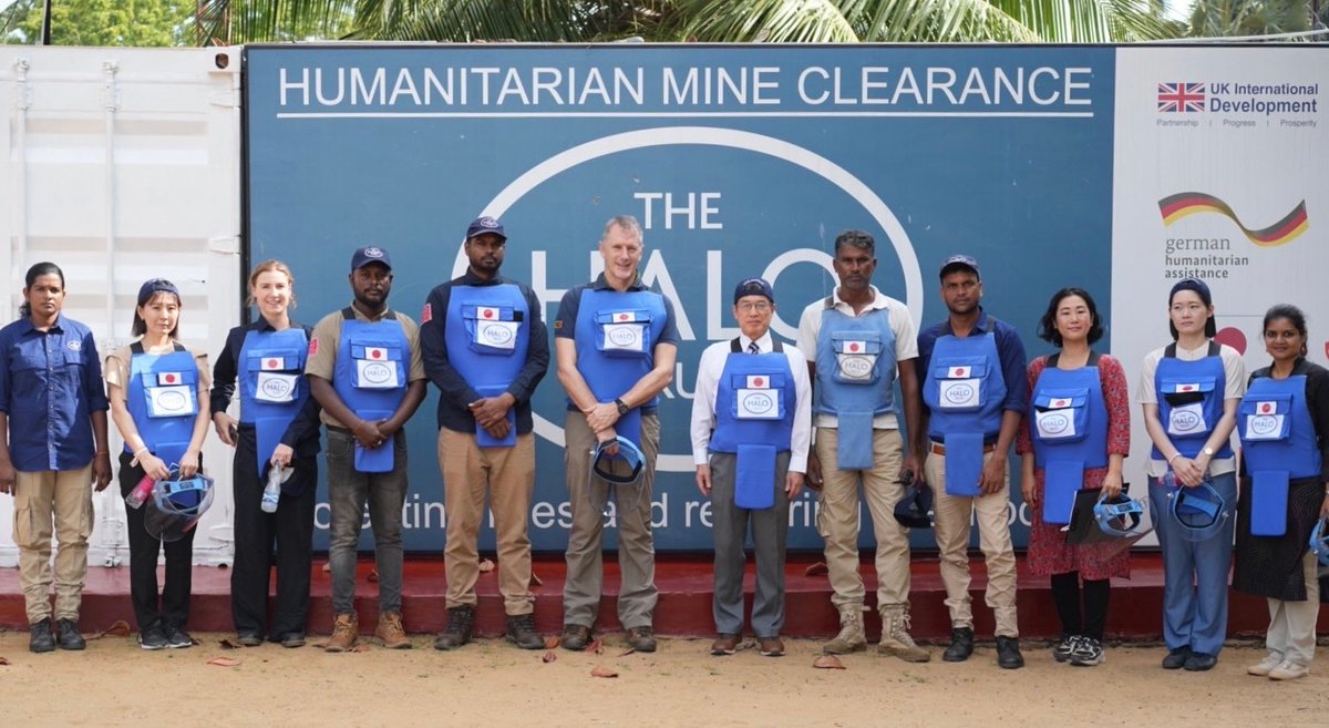 JapanEmb_SL's tweet image. Ambassador ISOMATA visited mine field in the Northern Province, where Japan has been supporting demining activities since 2002. Japan remains committed to fostering peace and stability in Sri Lanka through humanitarian mine action. 🇯🇵🤝🇱🇰 #JapanSupports #Demining