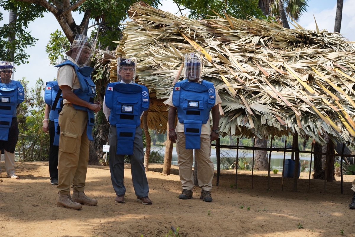 JapanEmb_SL's tweet image. Ambassador ISOMATA visited mine field in the Northern Province, where Japan has been supporting demining activities since 2002. Japan remains committed to fostering peace and stability in Sri Lanka through humanitarian mine action. 🇯🇵🤝🇱🇰 #JapanSupports #Demining