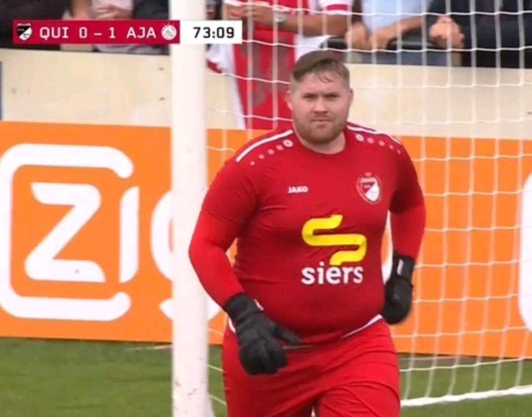foot_quotidien's tweet photo. 😳 L'Ajax tenu en échec par un club amateur ! ⚽🤯

L’Ajax Amsterdam a concédé un match nul 1-1 contre Quick'20, une équipe amateur… et le gardien en face n’était pas vraiment un pro non plus ! 🧤😂

Un résultat qui fait beaucoup parler aux Pays-Bas… 😅

#Ajax #Quick20 #Football #Insolite #Fail
