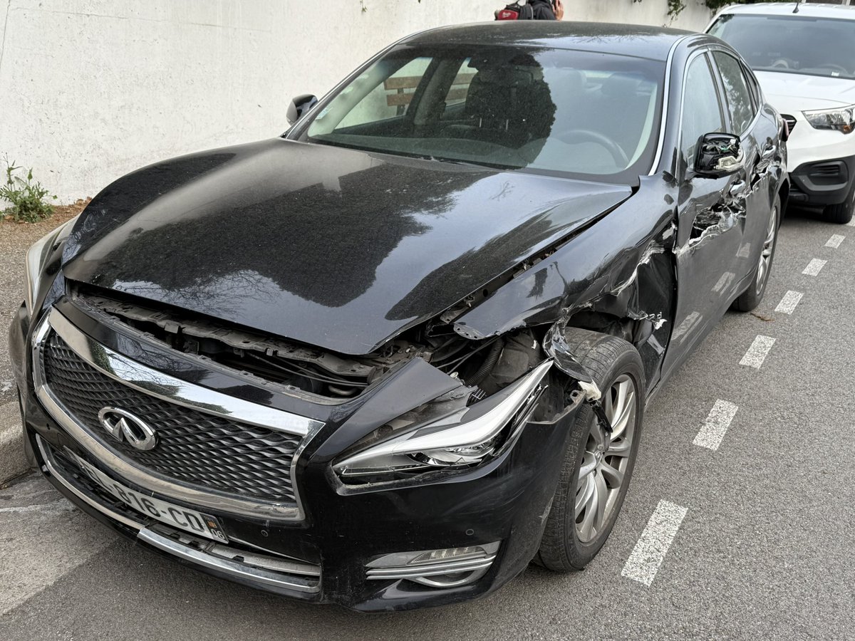 Le propriétaire de ce véhicule va avoir un choc en récupérant son véhicule.
J’espère qu’il est correctement assuré 😳
#assurance #dommages #accident #stationnement