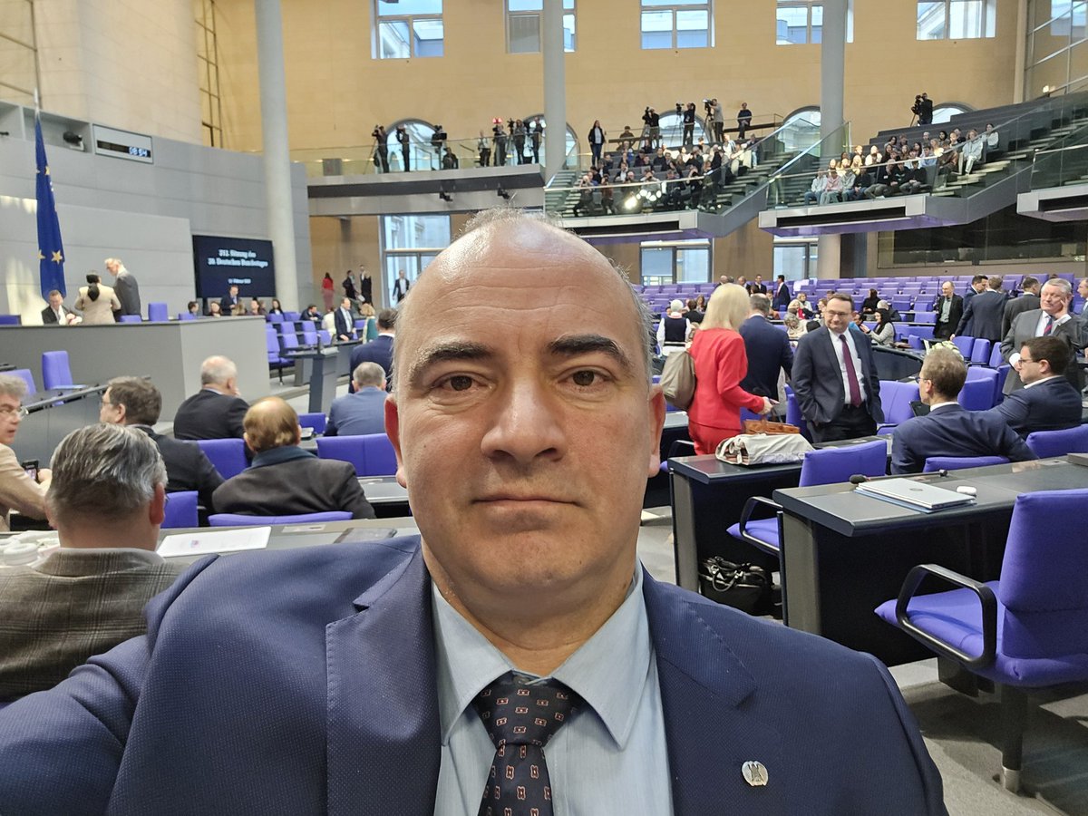 steffen_janich's tweet photo. Gleich beginnt die Generaldebatte. Habe mir Popcorn mitgebracht. https://t.co/lB3R4fSbMq